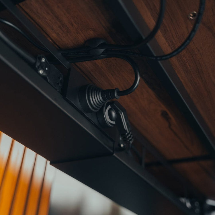 Desky Integrierter Kabel- und Stromkanal