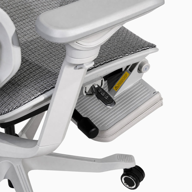 Desky Contourra ergonomischer Bürostuhl mit eingeklappter Fußstütze
