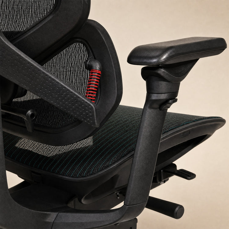 Nahaufnahme eines schwarzen Contourra ergonomischen Bürostuhls mit Netzrückenlehne und gepolsterten Armlehnen