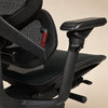 Nahaufnahme eines schwarzen Contourra ergonomischen Bürostuhls mit Netzrückenlehne und gepolsterten Armlehnen