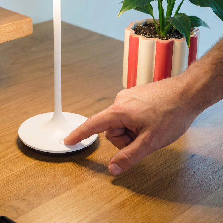 Desky Silhouette kabellose Schreibtischlampe