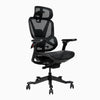 Ein moderner ergonomischer Bürostuhl mit grauer Netzrückenlehne, Kopfstütze und Sitzfläche, schwarzen Armlehnen und verchromtem Fünfstern-Fußkreuz mit Rollen vor weißem Hintergrund.