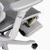 Desky Contourra ergonomischer Bürostuhl mit eingeklappter Fußstütze